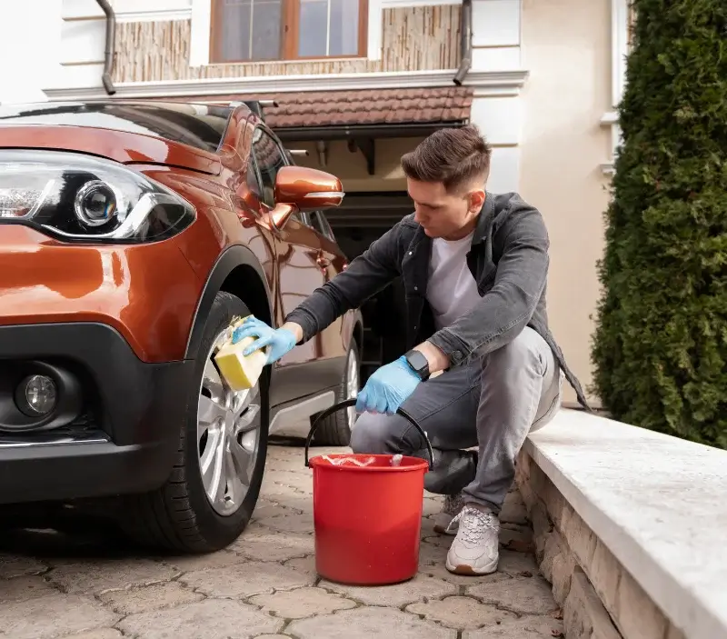 Lavage auto à domicile Combret : professionnel intervenant sur un véhicule